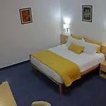 地拉那酒店机场店 4* Rinas