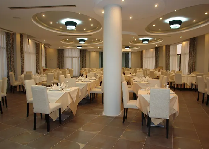 Airport Tirana מלון