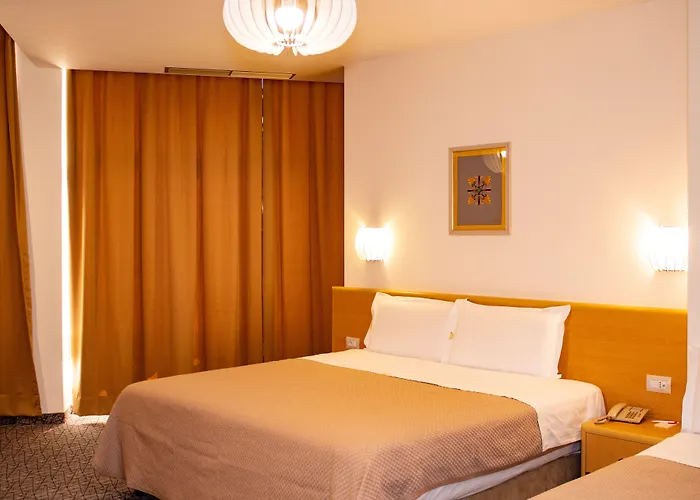 מלון Airport Tirana 4*