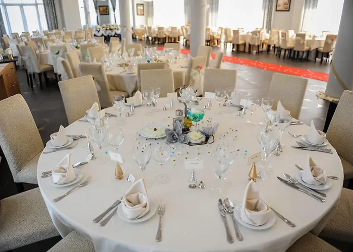 Airport Tirana מלון